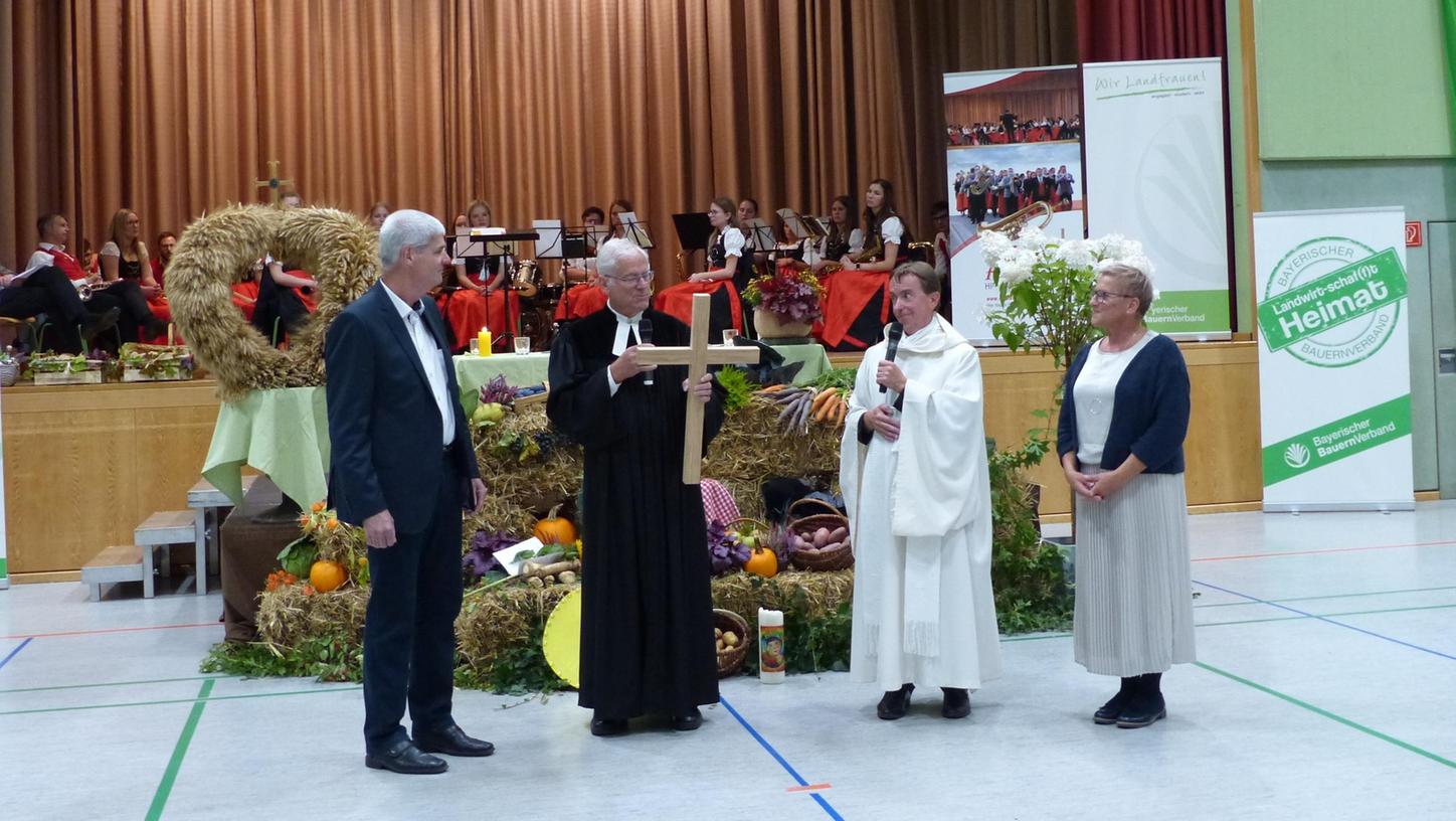 Die Geistlichen (Mi.) übergaben Hermann Greif und Rosi Kraus ein Kreuz, das seinen Platz in der Kreisgeschäftsstelle finden soll. Die Geistlichen (Mi.) übergaben Hermann Greif und Rosi Kraus ein Kreuz, das seinen Platz in der Kreisgeschäftsstelle finden soll.