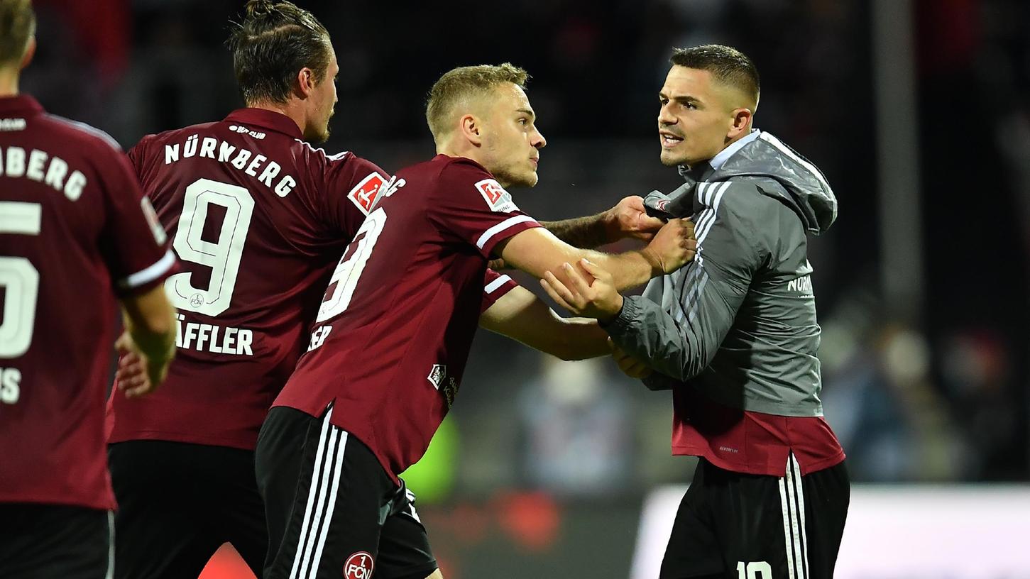 Noch nach dem Schlusspfiff musste der aufgebrachte Nikola Dovedan von seinen Mitspielern besänftigt werden.
Noch nach dem Schlusspfiff musste der aufgebrachte Nikola Dovedan von seinen Mitspielern besänftigt werden.