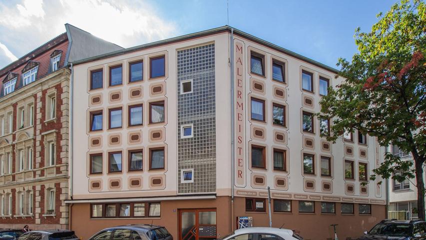 Immerhin kein langweiliger Einheits-Look: In den Nachkriegsjahren hat der Mietshaus-Neubau Himpfelshofstraße 7 mit seiner fröhlichen Fassadenbemalung die kriegszerstörten Häuser Nr. 3 und 5 abgelöst.   
