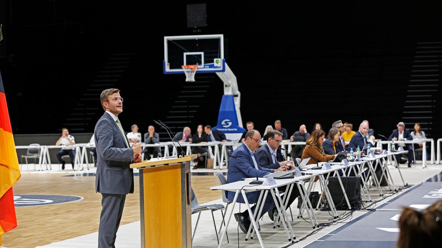 Sie warfen keine Körbe, beanworteten aber Fragen: Oberbürgermeister Marcus König (CSU, am Pult) und sein Referententeam in der Kia Metropol Arena. 