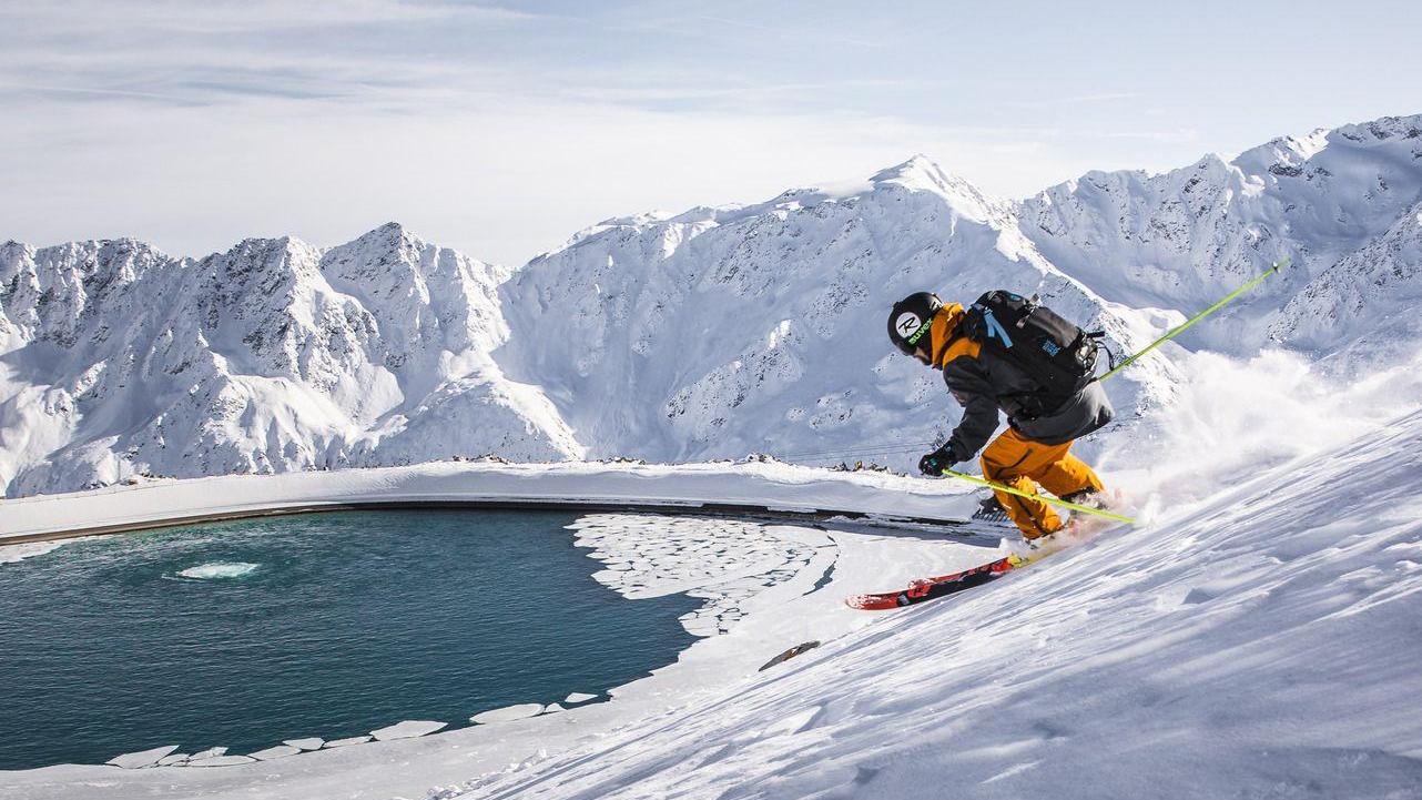 Wenn andere tiefer gelegene Skigebiete in warmen Winter mit Schneemangel kämpfen, wird in Sölden immer noch fröhlich gewedelt. Zwei supermoderne Zubringerbahnen und 31 Lifte führen auf weit über 3000 m nach oben. Von da ab geht es auf 144 Pistenkilometern wieder bergab.
Wenn andere tiefer gelegene Skigebiete in warmen Winter mit Schneemangel kämpfen, wird in Sölden immer noch fröhlich gewedelt. Zwei supermoderne Zubringerbahnen und 31 Lifte führen auf weit über 3000 m nach oben. Von da ab geht es auf 144 Pistenkilometern wieder bergab.