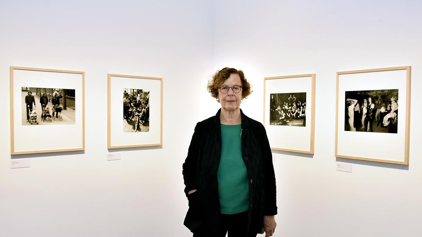 Barbara Klemm in der von ihr selbst kuratierten Ausstellung in Erlangen.