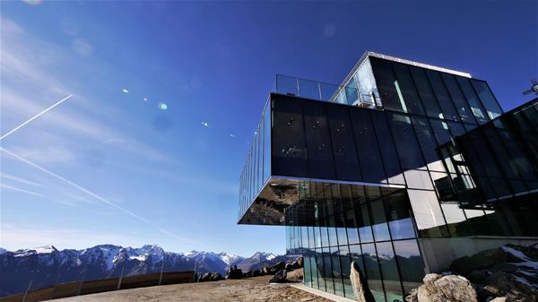 Das Ice Q Restaurant auf dem Gaislachkogl sieht aus wie übereinander gestapelte Eiswürfel. Auf 3050 m über NN ist der Vergleich nicht zu weit hergeholt. Im Bond-Film "Spectre" doubelte das Edel-Restaurant allerdings die imaginäre Hoffler-Klinik, in der Bond zum ersten Mal Madeleine Swann trifft.