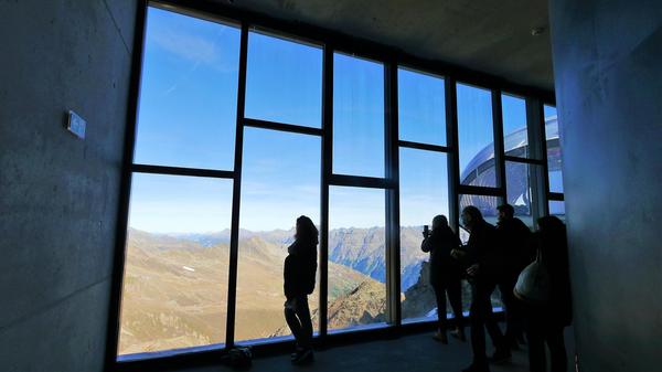 Zwei großformatige Öffnungen mit phantastischem Blick in die Ötztaler Bergwelt gibt es in der 007-Elements-Installation.