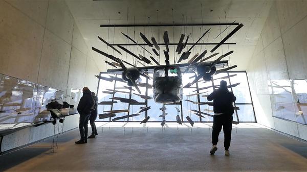 Größtes Ausstellungsstück der 007 Elements-Installation auf dem 3050 m hohen Gaislachkogl ist das Flugzeug, mit dem James Bond in "Spectre" drei Autos verfolgt - und mit dem er durch eine Scheune bricht, symbolisiert durch an Drahtseilen fest installierte Holzstücke.