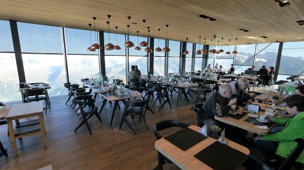 Sehr edel und fein speist es sich auf 3050 m Höhe im Ice Q Restaurant - im Bond-Film "Spectre" war es allerdings ein Double für die "Hoffler-Klinik".
