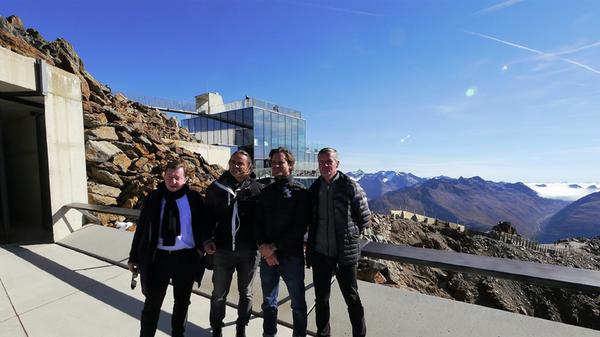 Neal Callow (2.v.re.), Kreativ-Direktor der vergangenen fünf Bond-Filme, erschuf mit dem Innsbrucker Architekten Hans Obermoser (2.v.li.) in gut 3000 m Höhe die 007 Elements-Installation. Sie erinnert auch an die Dreharbeiten rund um Sölden für den 24. Bond-Film. Beide wollen die Installation demnächst an den 25. Bond, der derzeit im Kino läuft, anpassen.