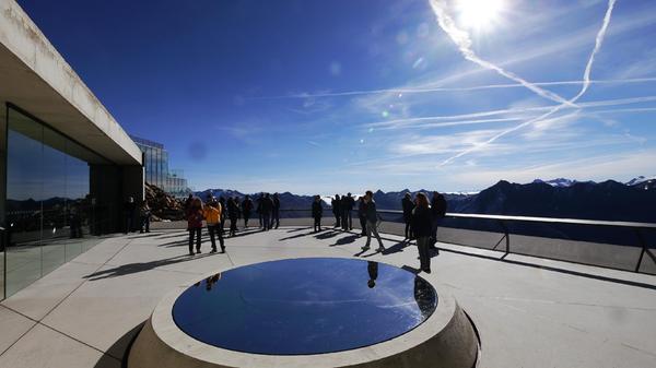 Großzügig: der Eingangsbereich zur 007 Elements-Installation.