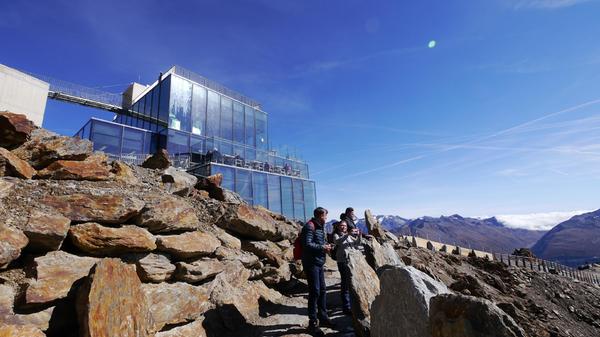 2014 wurde das Ice Q Restaurant eröffnet. Es fiel Anfang 2015 Location-Scouts für den nächsten Bond-Film auf. Und schon war Sölden als Drehort für eine winterliche Verfolgungsfahrt ausgeguckt.