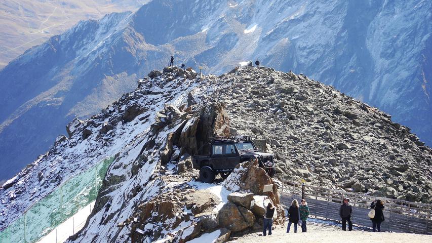 Einer der Range Rover, der in der Verfolgungsjagd im Bond-Film "Spectre" zum Einsatz kam, thront auf dem Gaislachkogl in über 3000 m Höhe. Ein zweiter ist übrigens an der Talstation in Sölden zu sehen.