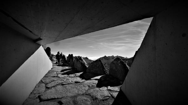Gerade Linien vor zackigen Bergen: Der Ausgang von 007 Elements.