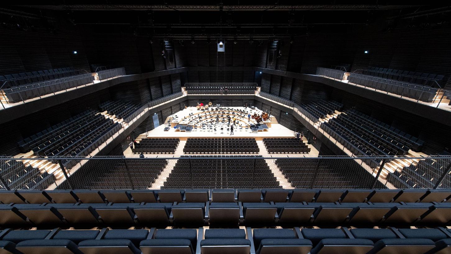 Eineinhalb Jahre Bauzeit, 1900 Plätze, 43 Millionen Euro Baukosten: Die Münchner Isarphilharmonie beeindruckt.