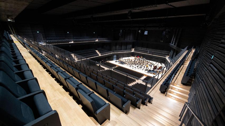 Schwarze Stühle, heller Boden: Detailansicht aus der neuen Isarphilharmonie.