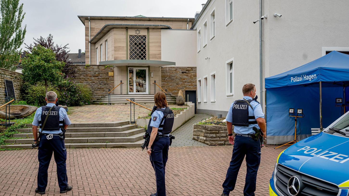 Bewaffnete Polizisten stehen vor der Synagoge in Hagen. Die Polizei hatte einen mutmaßlichen Anschlag auf die Synagoge in Hagen verhindert.