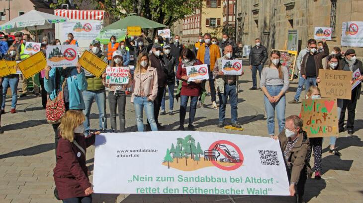 Bürger demonstrieren im Mai auf dem Altdorfer Marktplatz gegen das Sandabbau-Projekt bei Röthenbach.