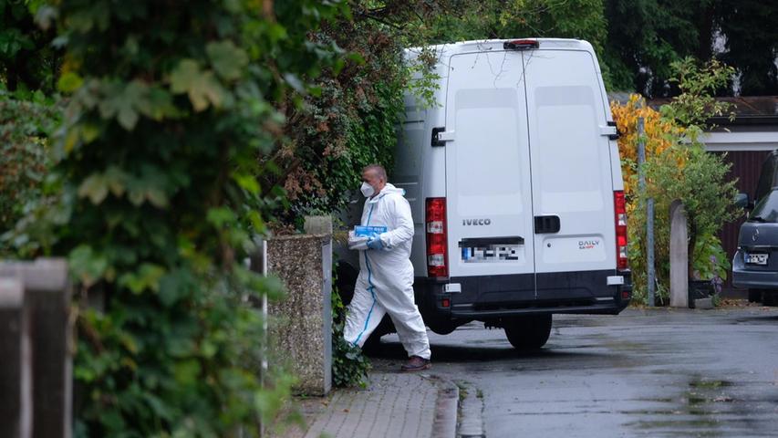 Am Dienstag, 5. Oktober, gegen 7 Uhr wurde ein lebloser 56-jähriger Mann in einem Reihenhaus in der Fritz-von-Röth-Straße gefunden. Zuvor, gegen 6.45 Uhr, ging der Notruf eines Verkehrsteilnehmers aus dem Raum Heilsbronn bei der Einsatzzentrale ein. 