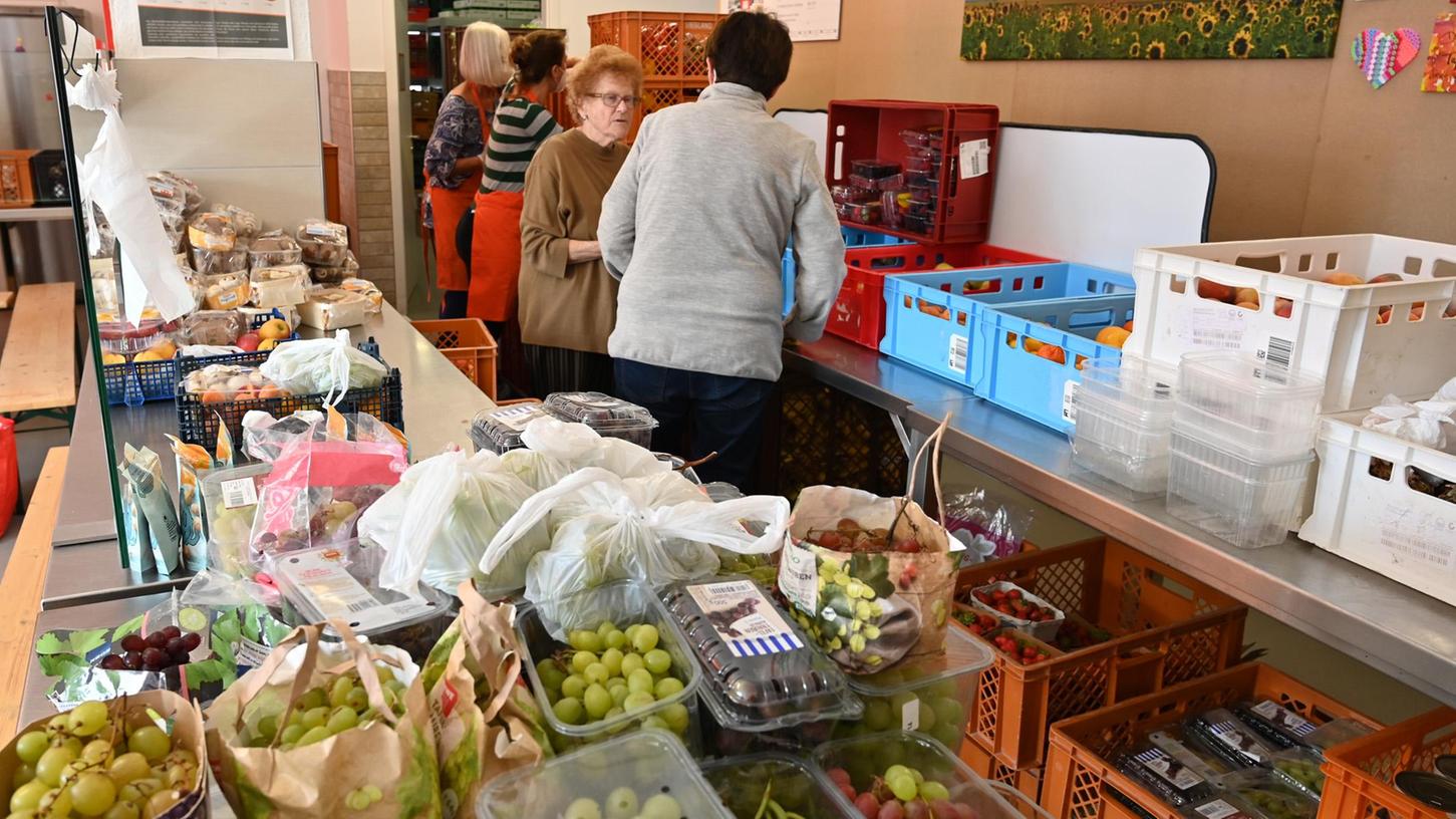 Die Tafel Erlangen wird immer wichtiger, denn auch in der Hugenottenstadt gibt es zunehmend Menschen, die auf Lebensmittelspenden angewiesen sind.
Die Tafel Erlangen wird immer wichtiger, denn auch in der Hugenottenstadt gibt es zunehmend Menschen, die auf Lebensmittelspenden angewiesen sind.
