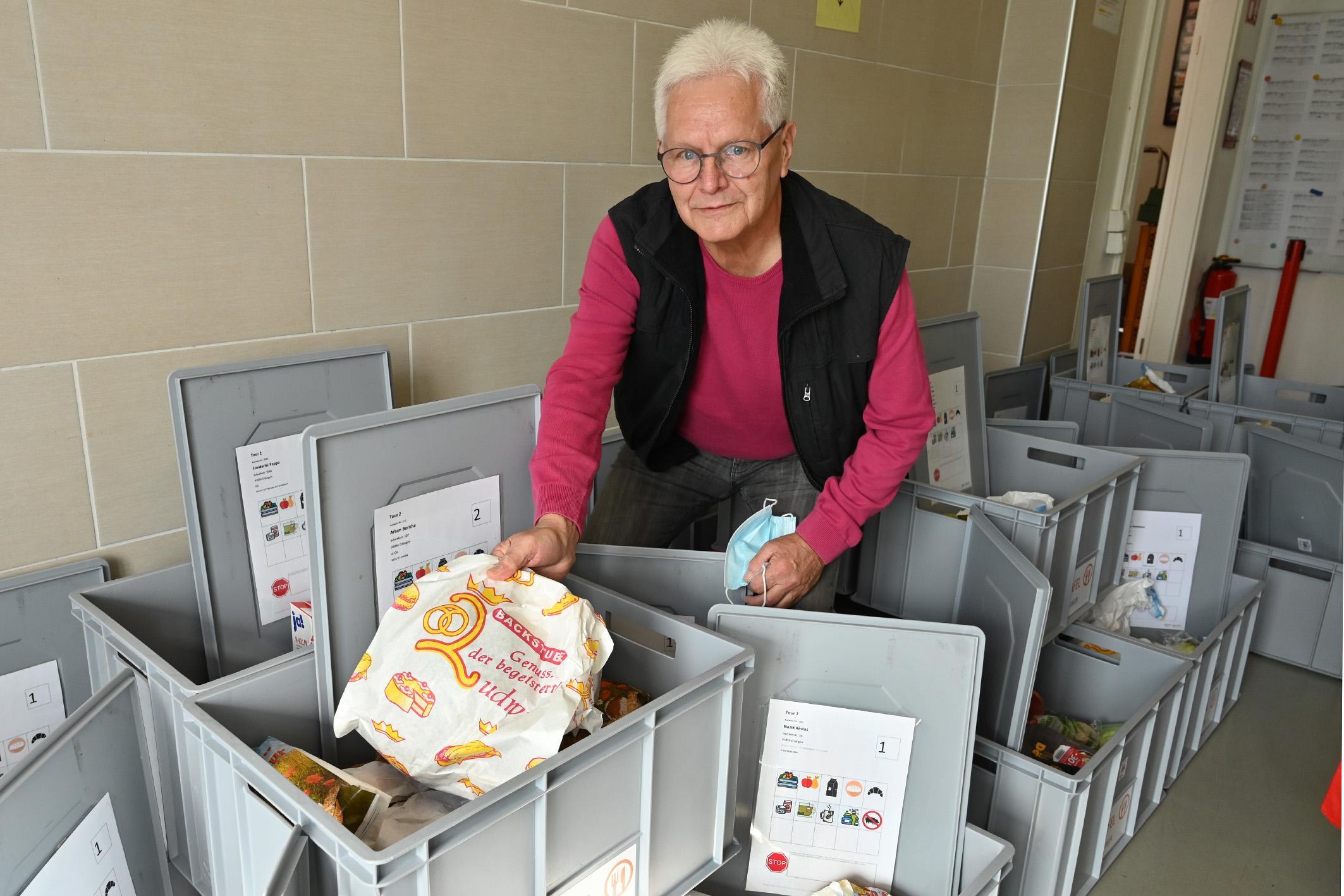 Peter Wiesmüller arbeitet seit mehreren Jahren ehrenamtlich für die Erlanger Tafel. 