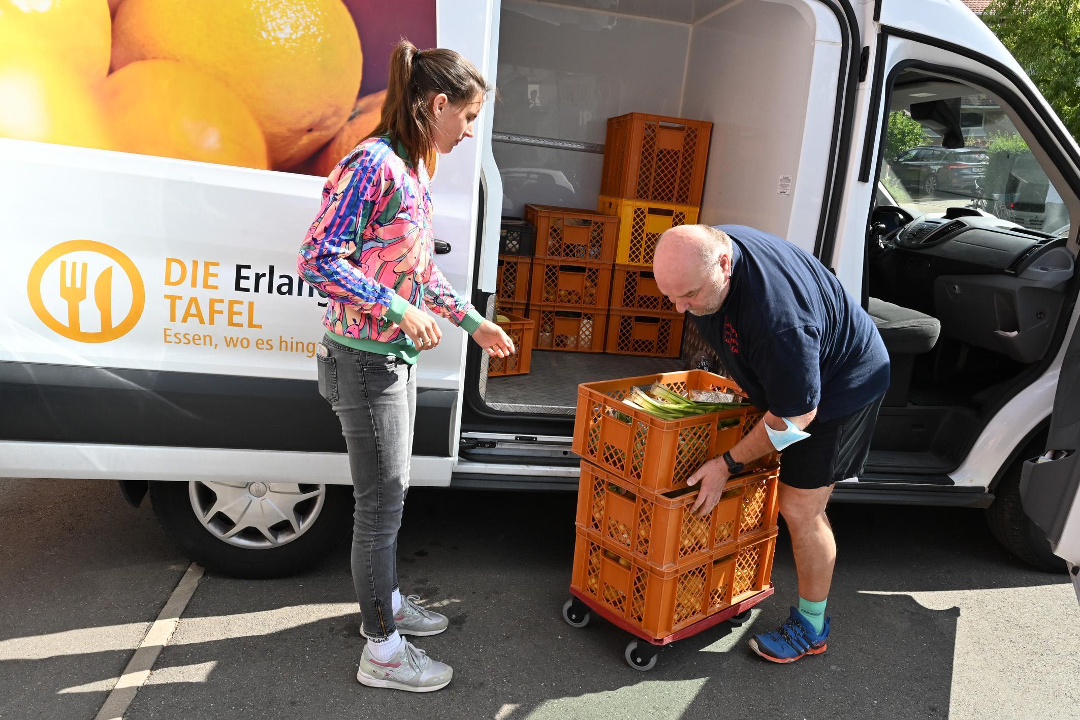 Holen gemeinsam Waren bei Supermärkten, Bäckereien oder auf dem Erlanger Markt ab:  Chiara Gesper-Uhlemann und Helge Basten. 