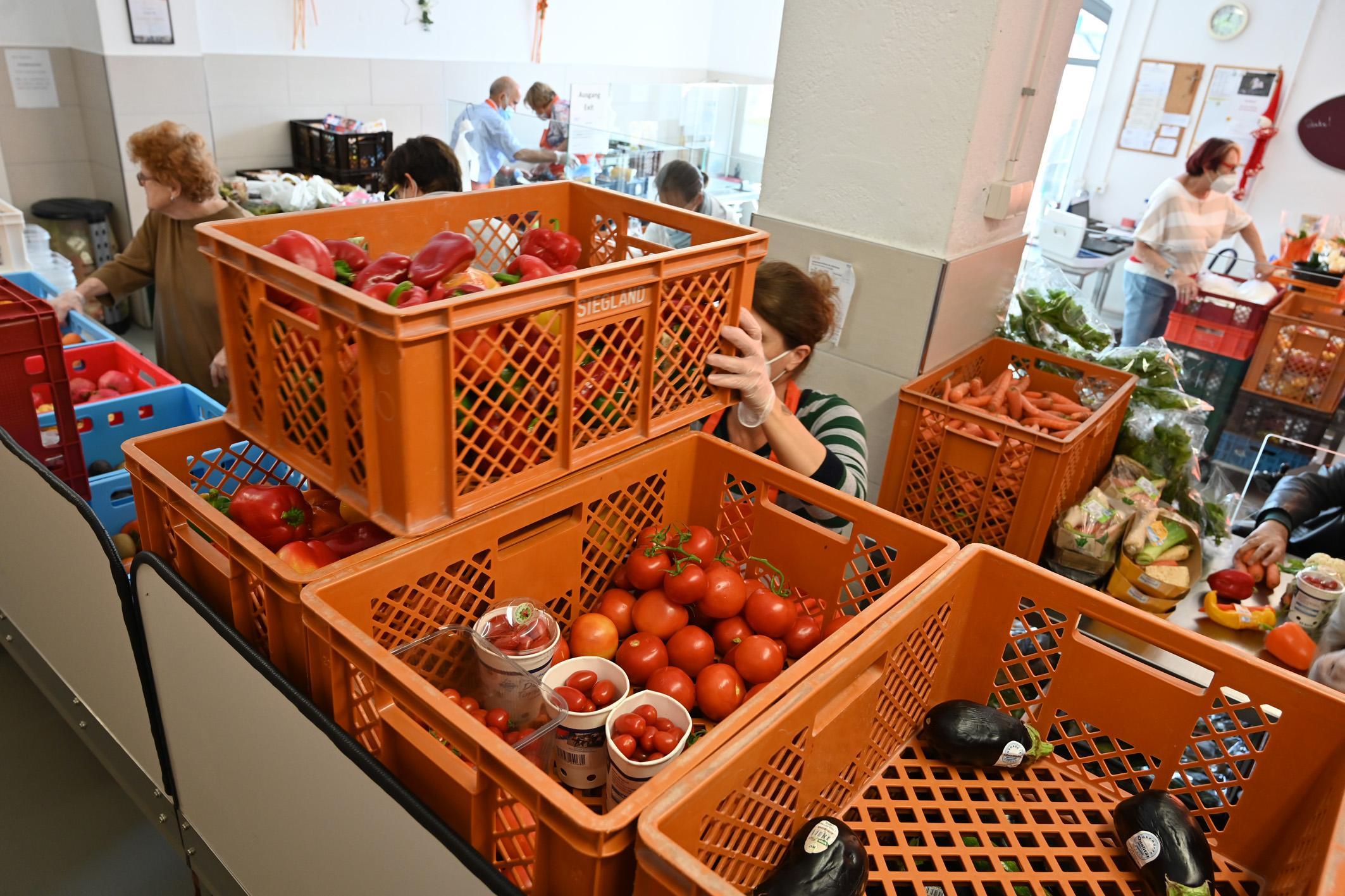 Immer mehr Menschen sind auch in Erlangen auf Lebensmittelspenden angewiesen. 