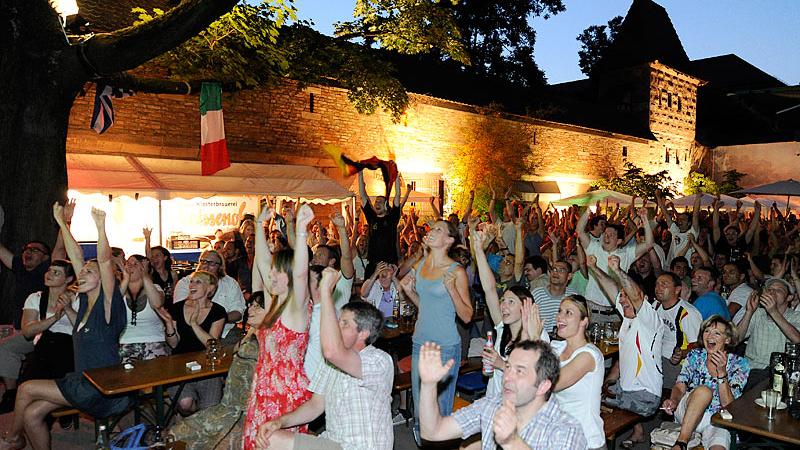 Der Kulturgarten im K4 zeigt die WM-Spiele auf einer Großenleinwand.