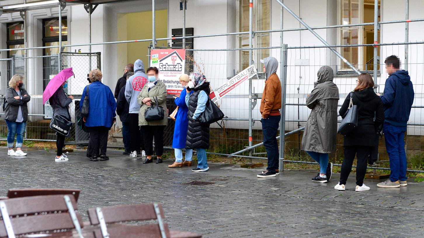 Bürger stehen im Regen: Seit Juli gibt es im Einwohnermeldeamt Forchheim nur Notbetrieb.