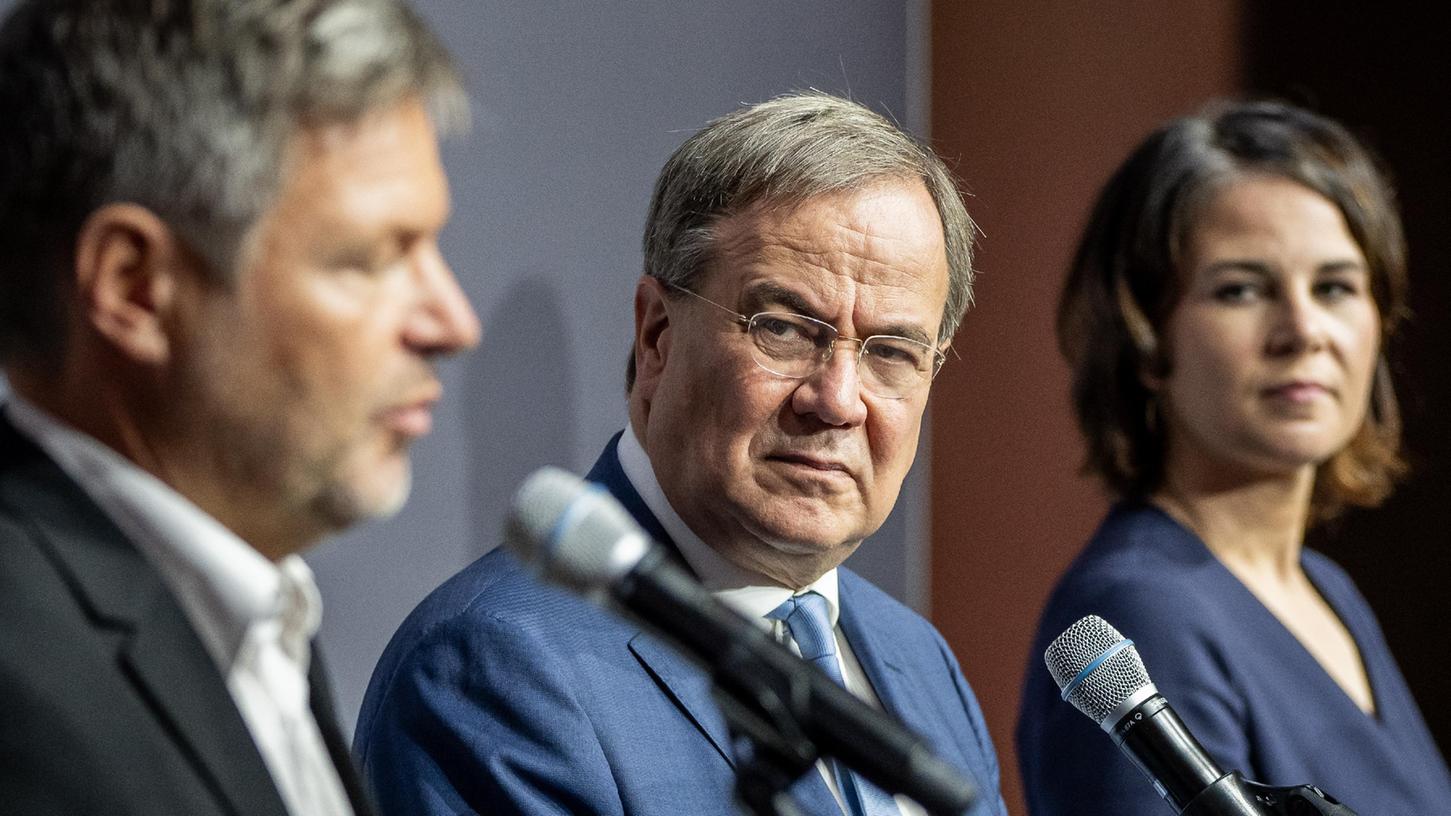 Robert Habeck, Bundesvorsitzender von Bündnis 90/Die Grünen, spricht neben Armin Laschet, CDU-Bundesvorsitzender und Ministerpräsident von Nordrhein-Westfalen