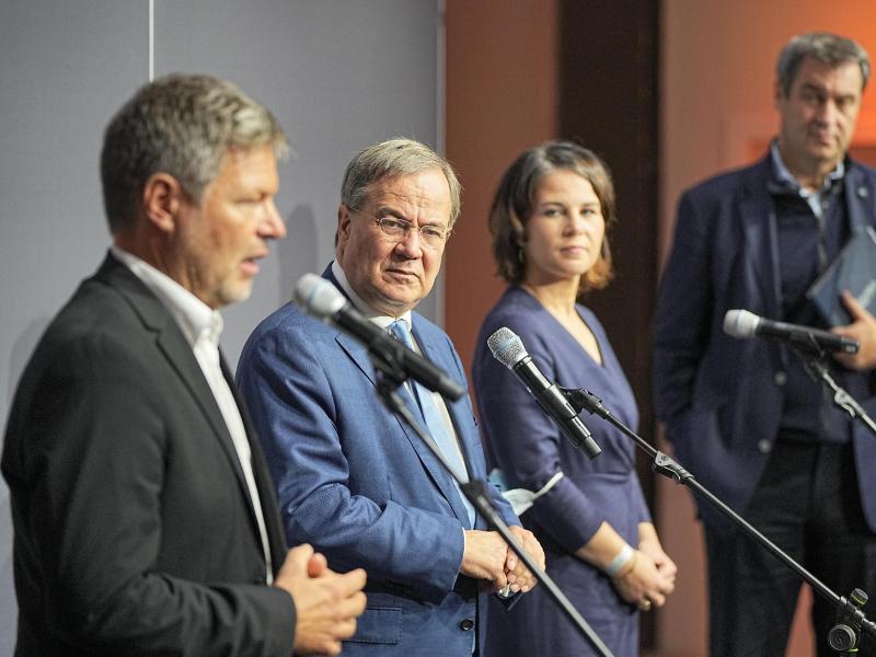 Kein Selfie, aber auch ein bedeutendes Bild:  Laschet hält eine Jamaika-Koalition mit Grünen und FDP noch immer für möglich, obwohl sich eine Mehrheit in Umfragen für eine SPD-geführte Regierung ausspricht. Die Grüne Jugend erteilte unterdessen einer Jamaika-Koalition eine Absage. Die Union stehe für eine „zukunftsfeindliche Politik“, heißt es im Dringlichkeitsantrag des Vorstands verabschiedete. „Für uns kommt eine Jamaika-Koalition nicht in Frage.“