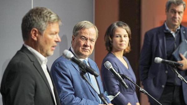 Kein Selfie, aber auch ein bedeutendes Bild: Laschet hält eine Jamaika-Koalition mit Grünen und FDP noch immer für möglich, obwohl sich eine Mehrheit in Umfragen für eine SPD-geführte Regierung ausspricht. Die Grüne Jugend erteilte unterdessen einer Jamaika-Koalition eine Absage. Die Union stehe für eine „zukunftsfeindliche Politik“, heißt es im Dringlichkeitsantrag des Vorstands verabschiedete. „Für uns kommt eine Jamaika-Koalition nicht in Frage.“