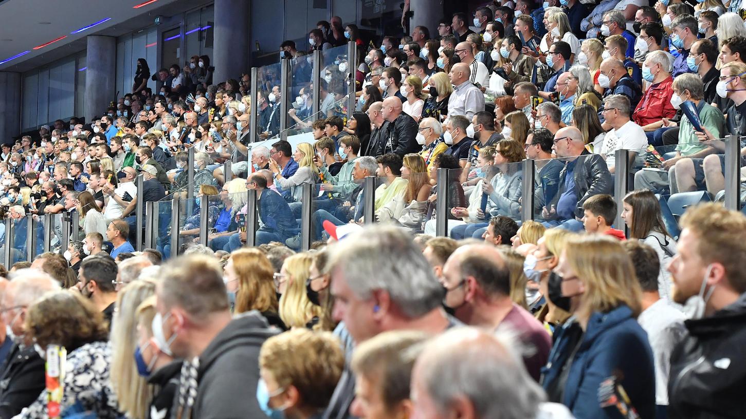 Das mit dem Abstand und den Masken hatten in den vergangenen Wochen ohnehin nicht mehr alle Fans so ganz genau genommen, jetzt dürfen sie sich tatsächlich frei bewegen in der Arena.
Das mit dem Abstand und den Masken hatten in den vergangenen Wochen ohnehin nicht mehr alle Fans so ganz genau genommen, jetzt dürfen sie sich tatsächlich frei bewegen in der Arena.