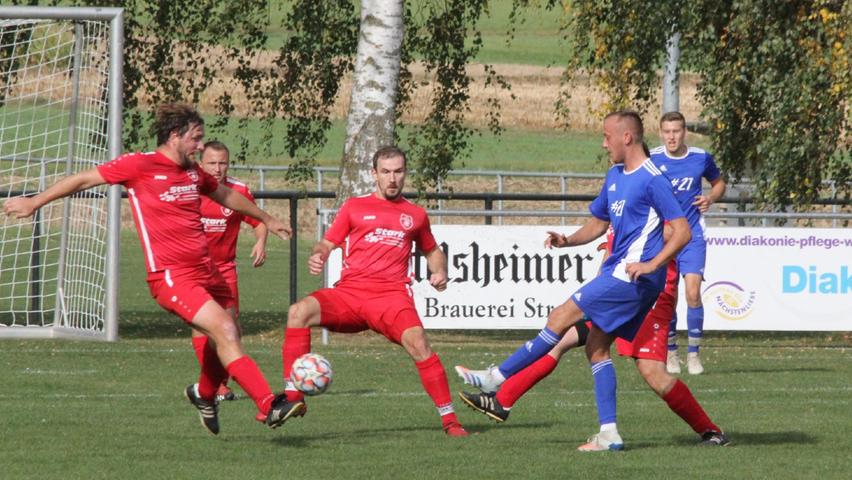 Für die Eintracht Kattenhochstatt (in Rot) ist mit dem 4:2-Sieg in einem kampfbetonten Duell gegen den FC Berolzheim-Meinheim eine Serie von sechs Niederlagen in der Fußball-Kreisklasse West zu Ende gegangen.
