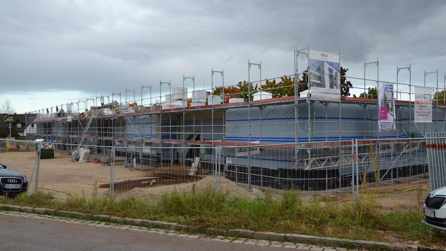 Während der Rother Stadtrat über höhere Kitagebühren diskutiert, wächst der jüngste Kindergarten weiter in die Höhe: Im Frühjahr soll die Kita "Abenteuerland" am Hasenbühl bezugsfertig sein.