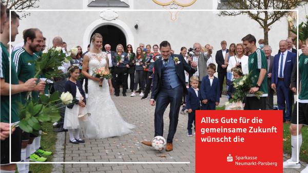 Nach der standesamtlichen Trauung im Oktober 2020 im Deutschordensschloss Postbauer-Heng stellten Christian und Anna Pröll, geborene Seidel, in der St.-Leonhard-Kirche in Pavelsbach ihre Liebe nun auch unter den Schutz des allmächtigen Gottes. Den kirchlichen Segen spendete Pfarrer Casimir Dosseh in einem feierlichen Gottesdienst, der von einer Sängerin der Blumenkinder aus Regensburg musikalisch begleitet wurde. Nach der Trauung wartete ein langes Spalier mit den Handballerinnen aus Pavelsbach und Winkelhaid, wo die Braut spielt, und mit den Fußballern des TSV Pavelsbach, wobei Christian seine Treffsicherheit unter Beweis stellen musste.