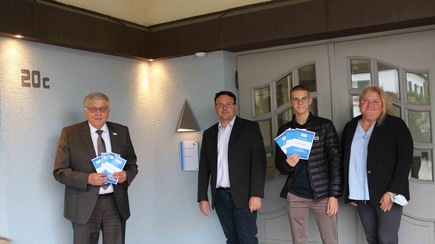 Landrat Helmut Weiß, Martin Hundertschuh, Ramon Nicol und Karin Deschermeier (v. l.) vor den Büroräumen der Erhebungsstelle im Landkreis. Für die Suche nach Erhebungsbeauftragten wurden eigens Flyer herausgegeben.
Landrat Helmut Weiß, Martin Hundertschuh, Ramon Nicol und Karin Deschermeier (v. l.) vor den Büroräumen der Erhebungsstelle im Landkreis. Für die Suche nach Erhebungsbeauftragten wurden eigens Flyer herausgegeben.