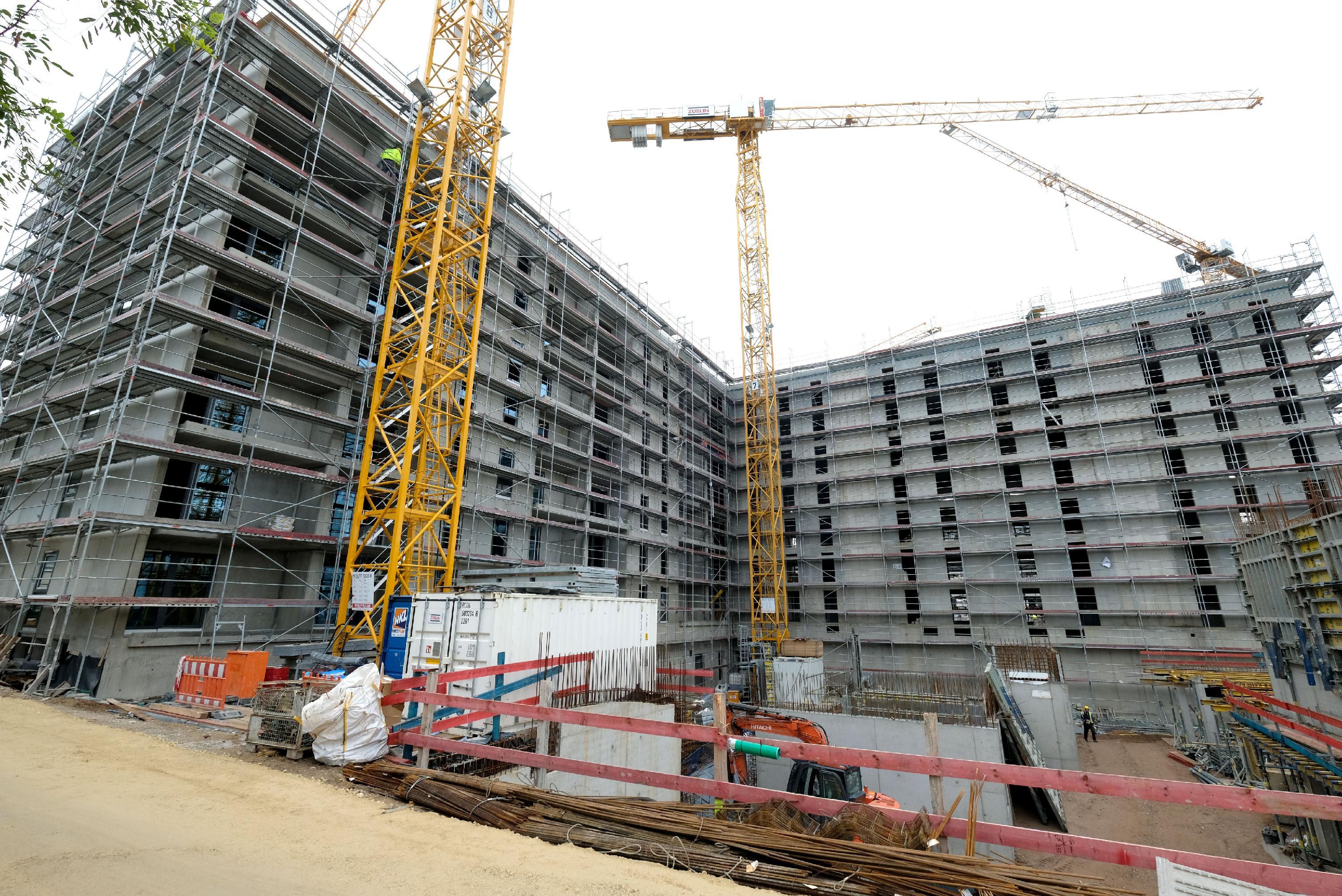 So sah es hier noch vor einem Jahr aus. Da wurde im neuen Stadtquartier "Seetor City Campus" Richtfest gefeiert, der Rohbau für die geförderten Wohnungen war gerade fertig geworden. Im Oktober 2022 wolle man fertig sein, kündigte die GBI Unternehmensgruppe damals an, die das Projekt entwickelt hat.