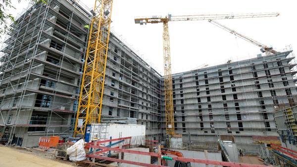 So sah es hier noch vor einem Jahr aus. Da wurde im neuen Stadtquartier "Seetor City Campus" Richtfest gefeiert, der Rohbau für die geförderten Wohnungen war gerade fertig geworden. Im Oktober 2022 wolle man fertig sein, kündigte die GBI Unternehmensgruppe damals an, die das Projekt entwickelt hat.