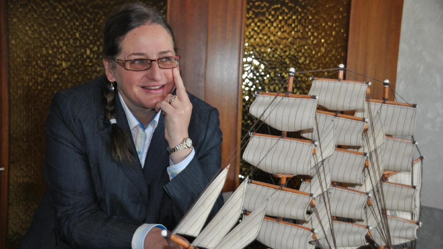 Dieses Drei-Master-Modell hat einen Ehrenplatz im Haus von Elektrotechnikerin Claudia Wanke. Freunde haben ihn zum Berufsstart geschenkt.
Dieses Drei-Master-Modell hat einen Ehrenplatz im Haus von Elektrotechnikerin Claudia Wanke. Freunde haben ihn zum Berufsstart geschenkt.