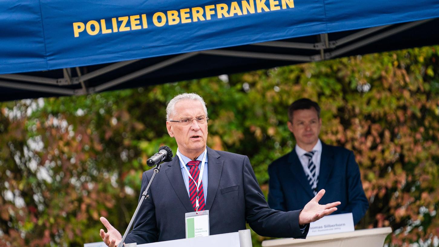 Der bayerische Innenminister Joachim Herrmann will gegen gefälschte Impfausweise vorgehen.