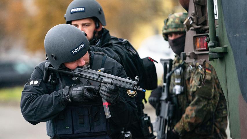 150 Einsatzkräfte des Polizeipräsidiums Oberfranken und der Bundeswehr spielten gemeinsam durch, wie in so einer Bedrohungslage gehandelt werden soll.