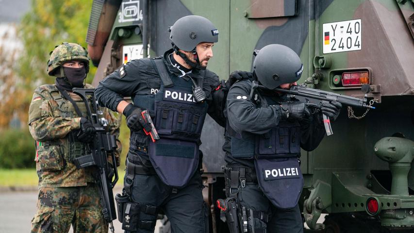 In so einem Fall sei der Einsatz der Bundeswehr laut Grundgesetz zulässig, sagte Herrmann. Für die innere Sicherheit in Bayern bleibe zuallererst die Polizei verantwortlich. Aber: "Angesichts der anhaltenden terroristischen Bedrohung müssen wir auch auf Extremfälle vorbereitet sein und auf die besonderen Fähigkeiten der Bundeswehr zurückgreifen können." 