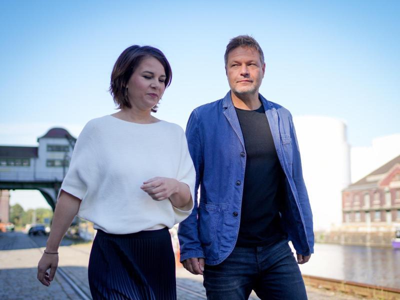 Die Sondierungsgespräche zwischen SPD, Grünen und FDP gehen in eine neue Runde, gut gelaunt vorneweg Annalena Baerbock und Robert Habeck. Es gibt allerdings noch vieles zu besprechen: Bei Steuern, Schulden und der Finanzierung von Klimaschutz-Maßnahmen rechnen die Grünen in den Sondierungsgesprächen mit den größten Konflikten. Grünen-Vorsitzender Robert Habeck sagte dazu im Deutschlandfunk: „Finanzen heißt nicht nur Haushalt, sondern auch die investiven Möglichkeiten für den Klimaschutz bereit zu stellen.“