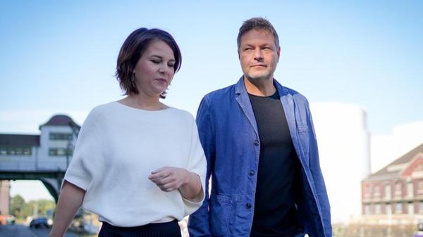 Die Sondierungsgespräche zwischen SPD, Grünen und FDP gehen in eine neue Runde, gut gelaunt vorneweg Annalena Baerbock und Robert Habeck. Es gibt allerdings noch vieles zu besprechen: Bei Steuern, Schulden und der Finanzierung von Klimaschutz-Maßnahmen rechnen die Grünen in den Sondierungsgesprächen mit den größten Konflikten. Grünen-Vorsitzender Robert Habeck sagte dazu im Deutschlandfunk: „Finanzen heißt nicht nur Haushalt, sondern auch die investiven Möglichkeiten für den Klimaschutz bereit zu stellen.“