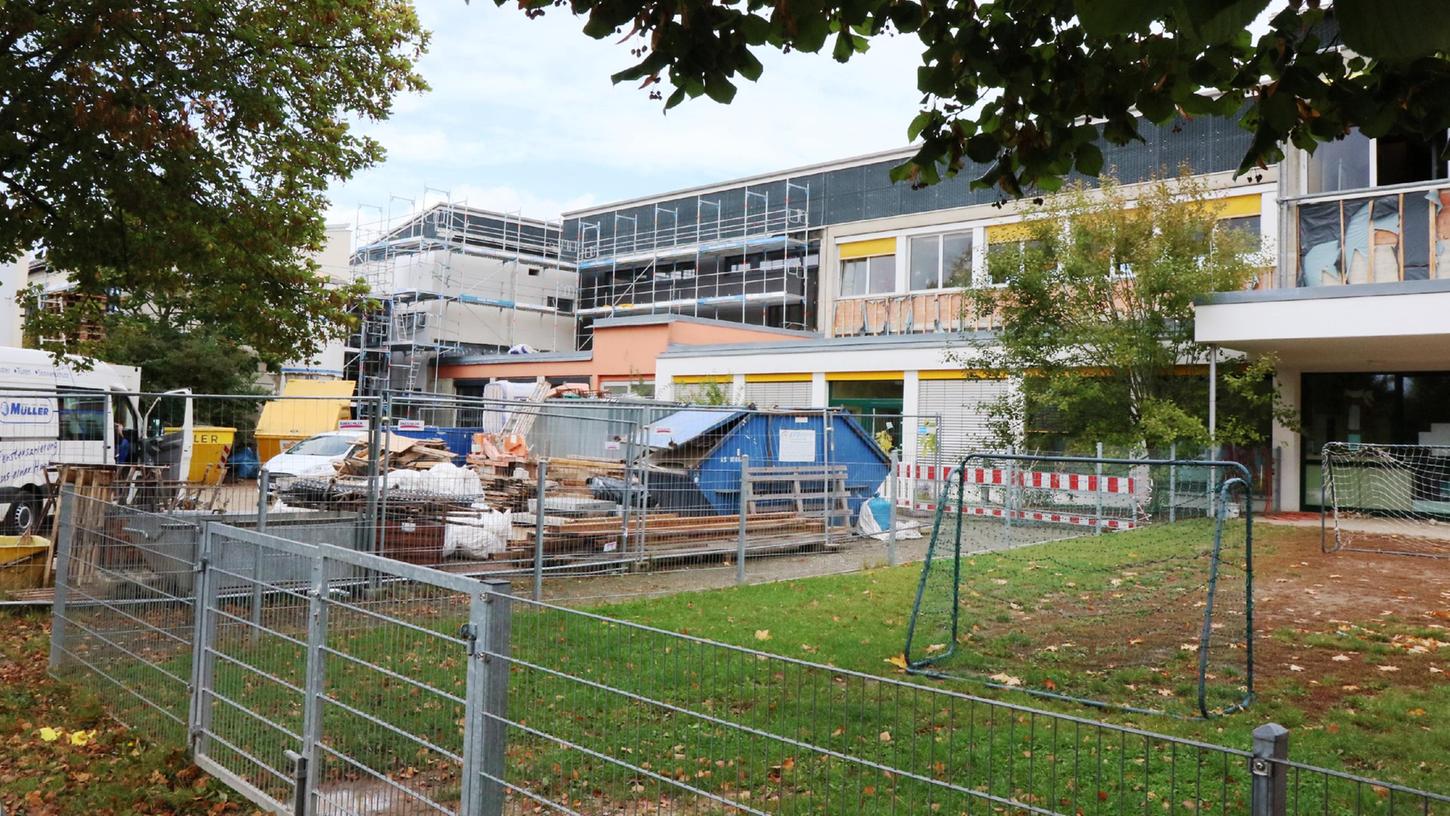 Die Arbeiten für die Sanierung der Hemhofener Grundschule liegen im Zeitplan und auch im Finanzrahmen.
Die Arbeiten für die Sanierung der Hemhofener Grundschule liegen im Zeitplan und auch im Finanzrahmen.