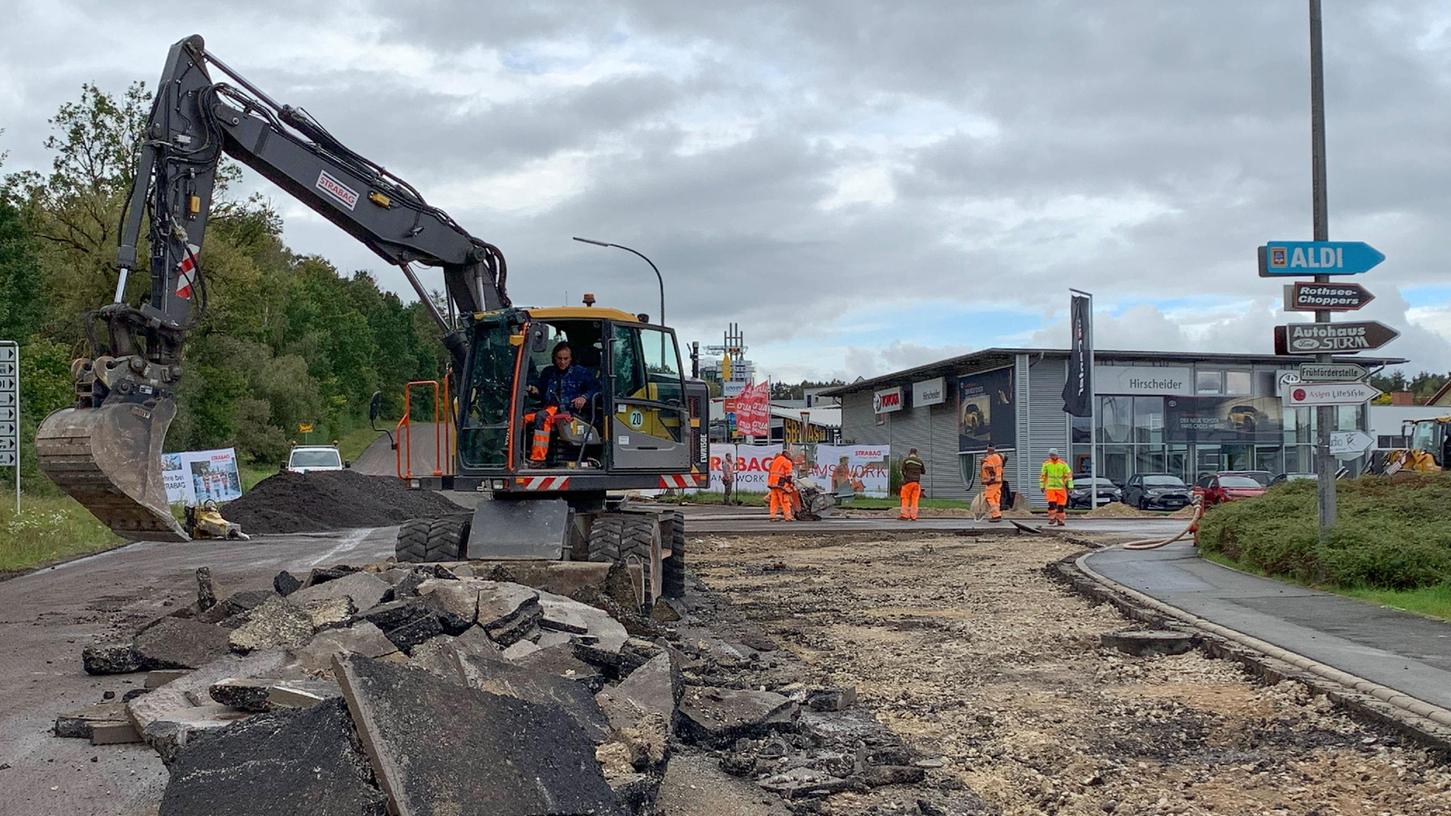 Sperrung in der Siemensstraße in Hilpoltstein, die in den nächsten Wochen umgebaut wird. Unter anderem entsteht ein neuer Fahrbahnteiler.  