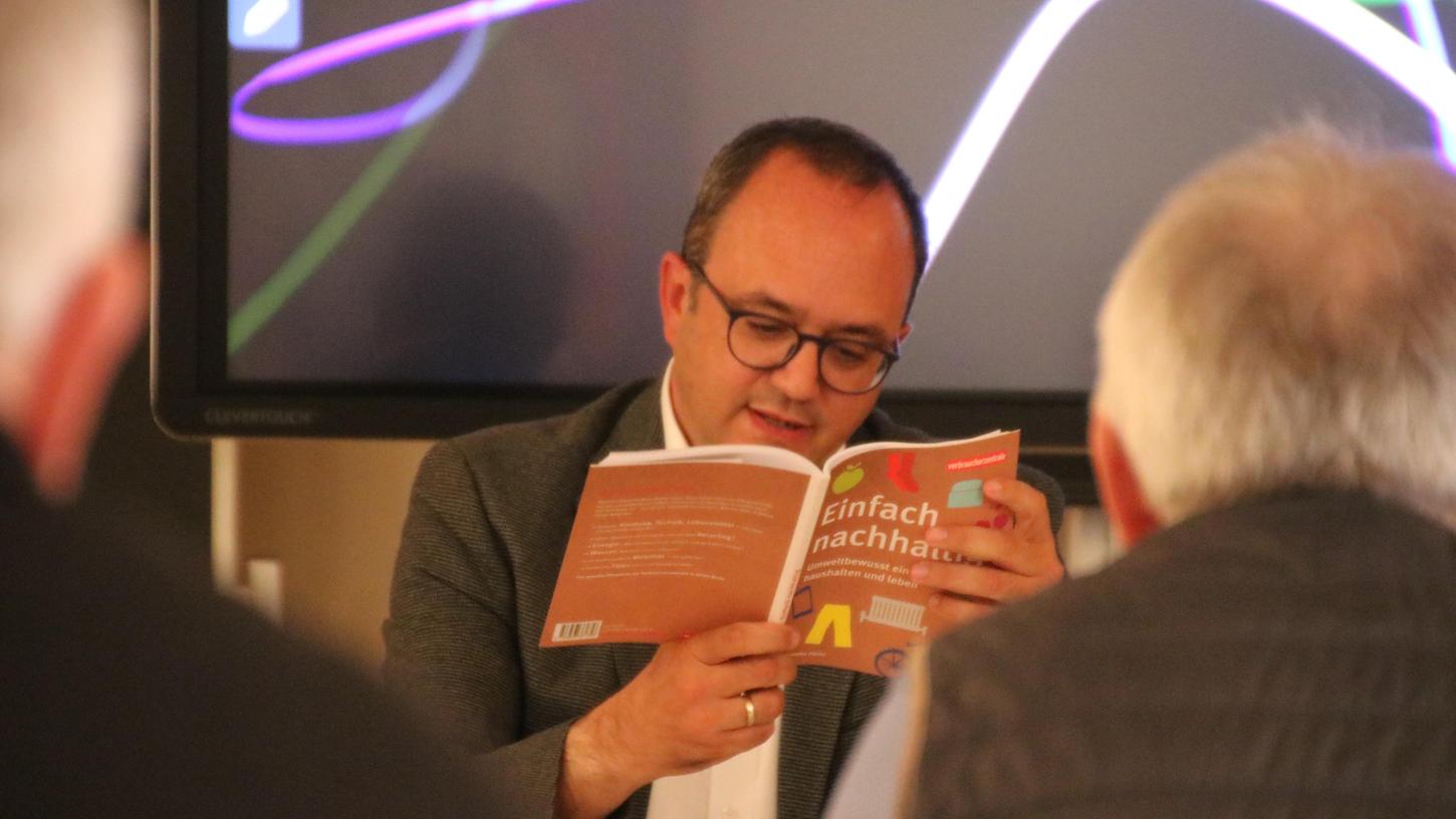 Klimaschutz und Nachhaltigkeit als neues Schwerpunktthema? Landrat Manuel Westphal (CSU) legte im Umweltausschuss nun jedenfalls ein umfangreiches Maßnahmenpaket vor und las sich auch gleich noch live vor Ort ins Thema ein.
Klimaschutz und Nachhaltigkeit als neues Schwerpunktthema? Landrat Manuel Westphal (CSU) legte im Umweltausschuss nun jedenfalls ein umfangreiches Maßnahmenpaket vor und las sich auch gleich noch live vor Ort ins Thema ein.