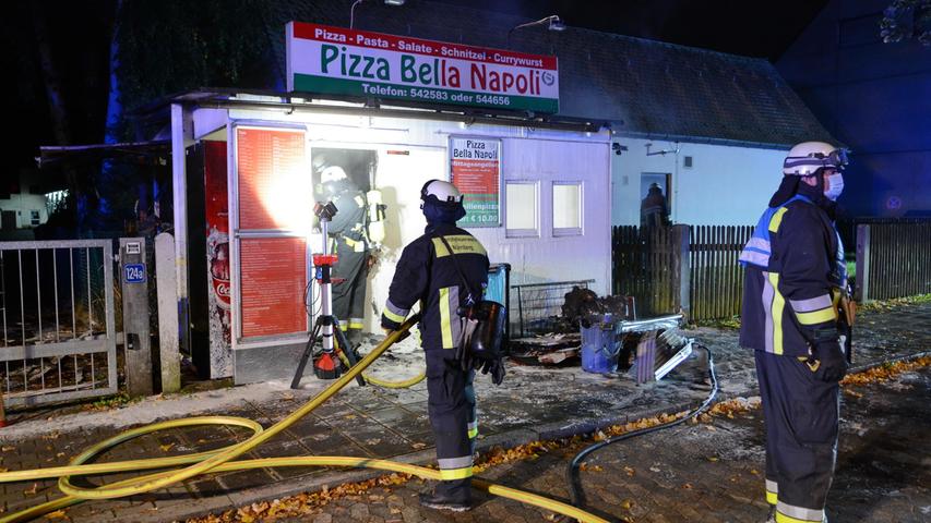 Pizzabude Bella Napoli ausgebrannt: Ursache noch unklar