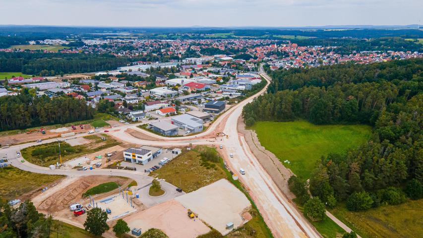 Auf dem Luftbild von Ende September zeichnet sich die neue Abzweigung in Gewerbegebiet schon gut ab.
Auf dem Luftbild von Ende September zeichnet sich die neue Abzweigung in Gewerbegebiet schon gut ab.