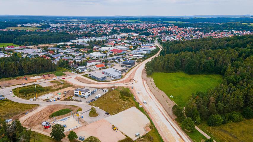 Auf dem Luftbild von Ende September zeichnet sich die neue Abzweigung in Gewerbegebiet schon gut ab.