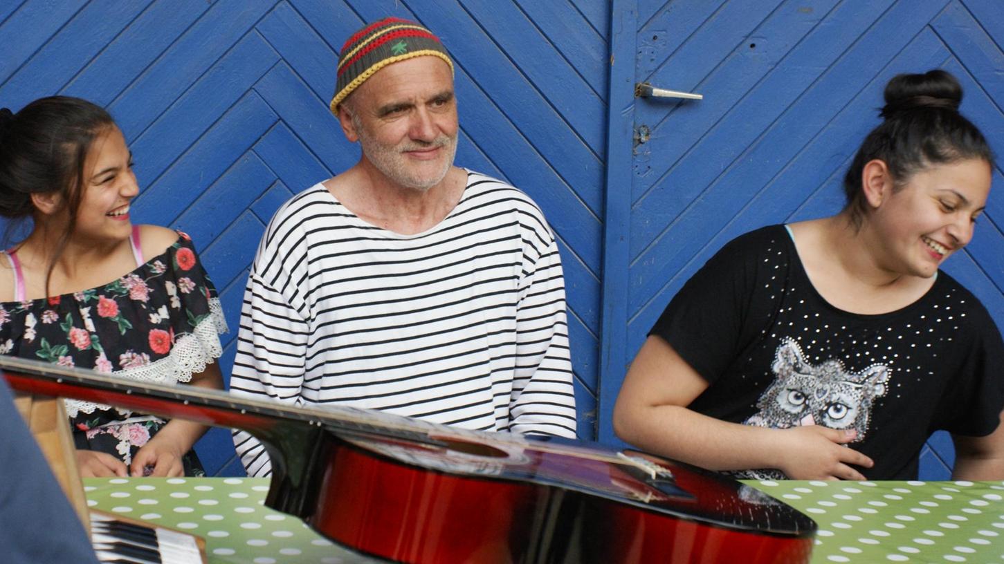 Hier ist Musikmachen ganz wichtiger Teil des Unterrichts: Dieter Bachmann mit seinen Schülerinnen Stefi (links) und Ilknur. Hier ist Musikmachen ganz wichtiger Teil des Unterrichts: Dieter Bachmann mit seinen Schülerinnen Stefi (links) und Ilknur.