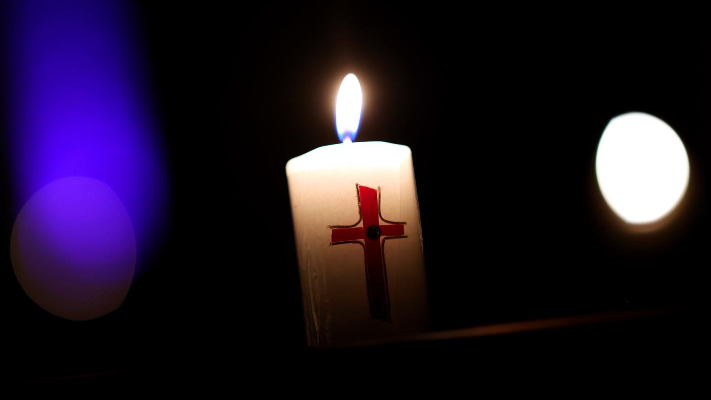 Eine Kerze brennt während der Feier zur Osternacht in der römisch-katholischen Kathedralkirche Sankt Sebastian. Knapp 35 Jahre nach dem brutalen Mord an einem deutschen Au-Pair-Mädchen in Paris haben Fahnder den auch für weitere Morde und Vergewaltigungen verantwortlichen Täter ermittelt.
